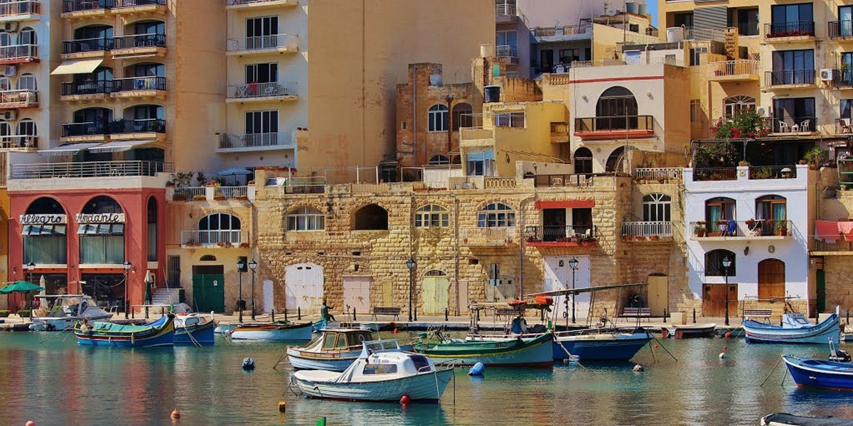 Abbildung von einem Hafen in Malta mit Booten und Gebäuden