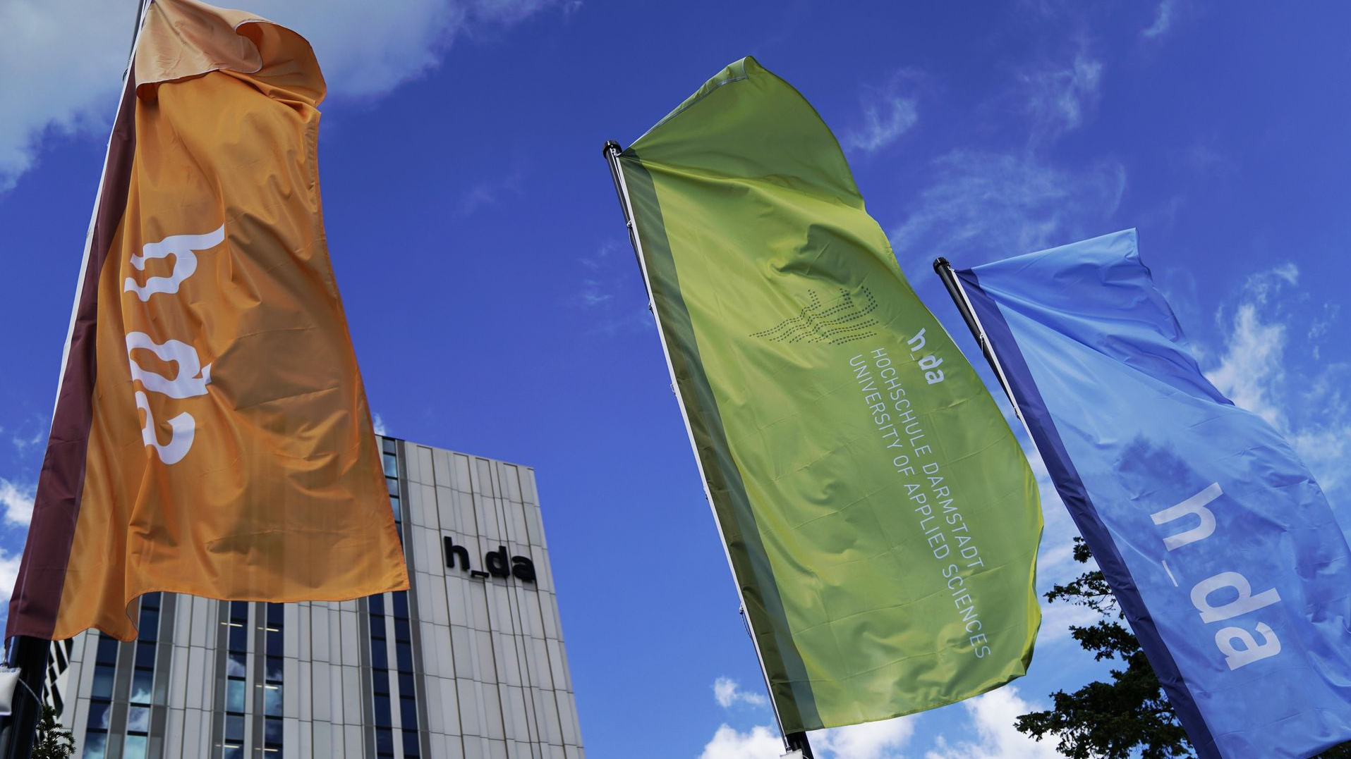 Abbildung Fahnen und Hochhaus am Campus Darmstadt